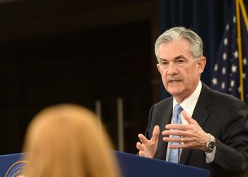El precio del oro retrocede por los comentarios de Powell en la reunión de Jackson Hole