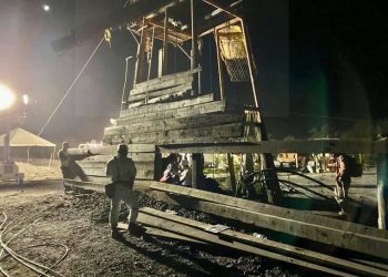 Elementos federales trabajan en el rescate de los diez mineros atrapados en mina de Coahuila