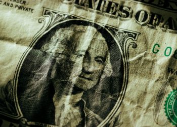 El precio del oro sube por la debilidad del dólar antes de los datos de inflación de EE. UU.