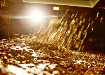 El precio del oro cae a su nivel más bajo en dos años por las apuestas de subida de tipos de la Fed