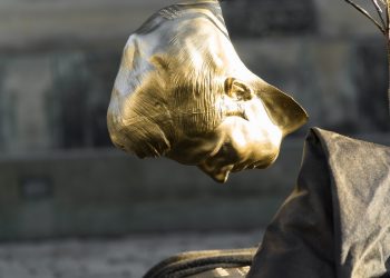 El precio del oro cae al mínimo de dos años con el aumento de la tasa de la Fed en el punto de mira