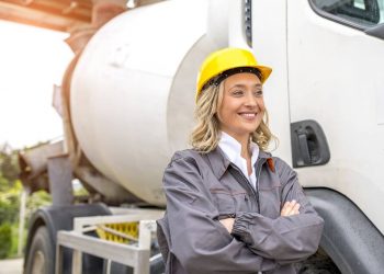 En Ecuador apuestan por más mujeres manejando tractores y excavadoras