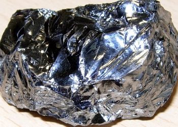 Investigadores resuelven problemas que dificultan el uso de silicio en baterías de iones de litio