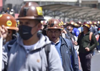 Mineros bloquean las calles de La Paz exigiendo que atiendan sus siete demandas