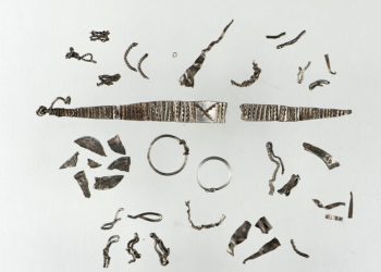 Detector de metales encuentra tesoro de plata de la era vikinga