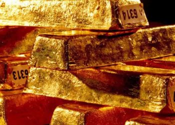 Oro se estabiliza mientras el dólar cede, decisión de Fed está en mira