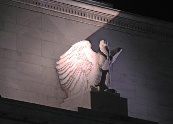 El precio del oro cae más del 1% a medida que se avecina otra subida de tipos de la Fed