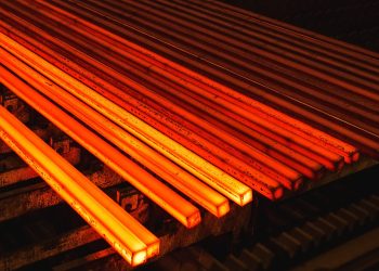 El precio del mineral de hierro alcanzó su nivel más bajo desde 2020 debido a las preocupaciones sobre la demanda mundial de acero