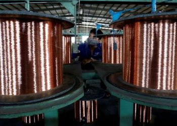 Cobre sube casi 2% debido a que mejora de la confianza impulsa a metales industriales