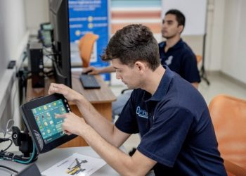 Chile: Alumnos de ingeniería civil de minas utilizarán laboratorio con simuladores aportados por Collahuasi y Komatsu