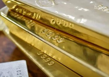 El oro se acerca a un mínimo de 9 meses, inminente alza de tasas impulsa al dólar