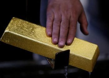 Oro resiste en medio de apuestas por un dólar y tasas de interés más altas