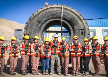 Chile: Programa “Mujeres a la Carga” de Lomas Bayas formó 10 nuevas operadoras de camiones