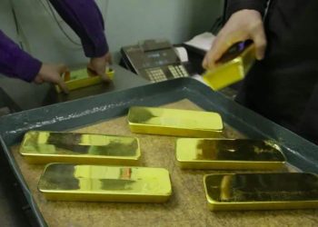 Oro se ve favorecido por la caza de gangas y debilidad del dolar