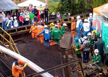 Explosión en mina de carbón colombiana mata a nueve trabajadores y atrapa a seis