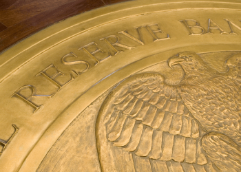 El precio del oro cae un 1% a medida que el dólar se recupera antes de las minutas de la Fed