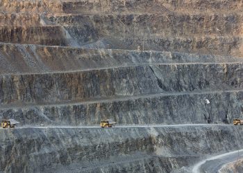 El mayor accionista del mayor productor de oro de Rusia dona el 100% de las acciones