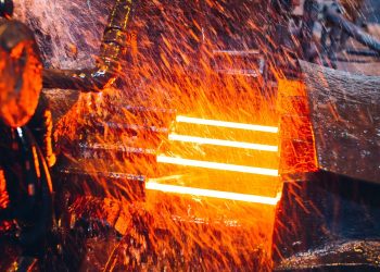 El precio del mineral de hierro cae en medio de un comercio limitado