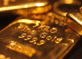 Oro se encamina a caída trimestral por dólar fuerte y postura de bancos centrales