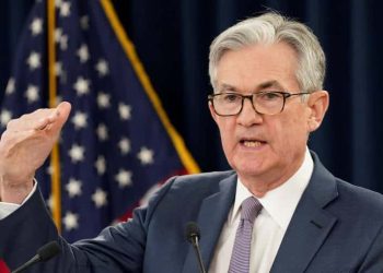 Oro cae mientras el dólar avanza tras declaraciones de Powell