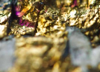 El oro cae porque apuestas a subidas de tasas contrarrestan la baja del dólar