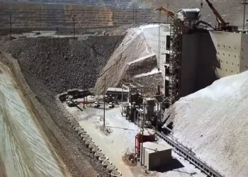 Perú: Carlos Gálvez Advierte Urgencia Crucial: ¡Tía María Debe Prosperar en el 2024!