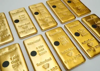 Internacionales: «Oro brilla con fuerza ante la debilidad del dólar y las reducidas expectativas de una pronta baja de tasas en EEUU»