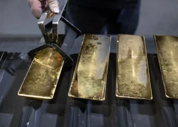 Internacionales; Desafiante Descenso del Oro: Dólar Imponente y Rendimientos Al Alza Desatan Búsqueda de Indicadores de la Fed por Parte de Operadores