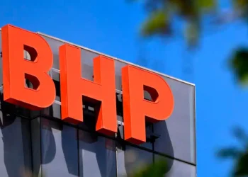 Internacionales; «BHP Rompe Barreras: Beneficio Estable en el Primer Semestre, Advierte sobre los Estragos de la Inflación y Tasas en Alza»
