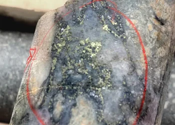 Canadá: ¡Thesis Gold golpea con fuerza al intersectar cobre, oro y plata en la zona de Bingo!