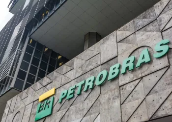 Brasil:  Cambios Radicales en Petrobras: Jean Paul Prates Deja su Cargo y Clarice Coppetti asume como CEO Interina