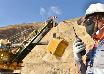 Internacionales: «El Duelo de Gigantes en el Mundo Minero: La Batalla por el Oro Rojo se Intensifica»