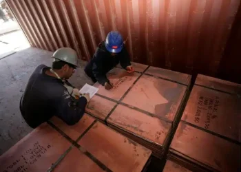 Internacionales:  «El Metal en declive: ¿El Cobre a la Baja por Exceso de Oferta y Débil Demanda?»