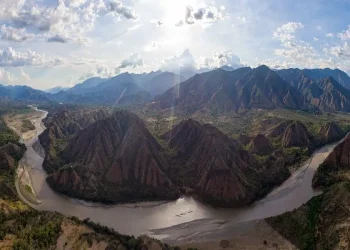 Colombia: En las Profundidades de Cordero: Descubrimientos Dorados Resonan