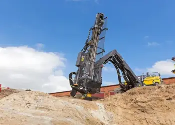 Perú: AusQuest Acelera Perforación en Cangallo