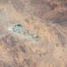 Vista satelital del desierto de Atacama en tonos ocres, con rajos abiertos, depósitos y caminos mineros del distrito Centinela en el centro de la imagen.